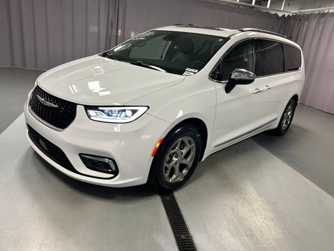 Used 2023 Chrysler Pacifica Limited FWD image 3
