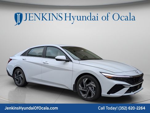 Used 2025 Hyundai Elantra SEL FWD image 2