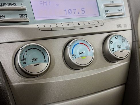 Used 2009 Toyota Camry LE FWD image 21