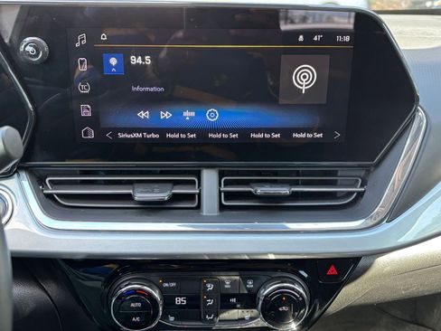 Used 2025 Chevrolet Trax LT w/ LT Convenience Package image 17