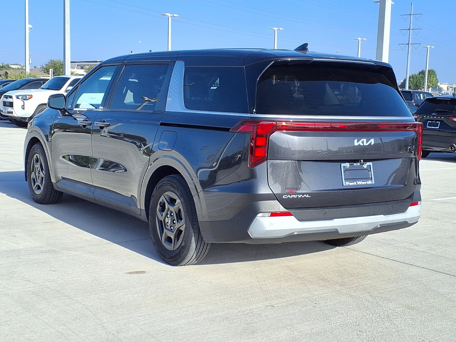 Used 2025 Kia Carnival FWD image 7