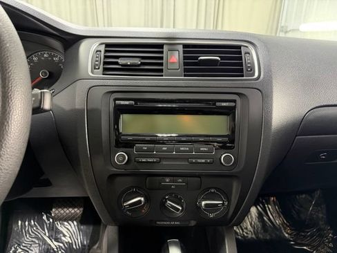Used 2011 Volkswagen Jetta SE FWD image 13