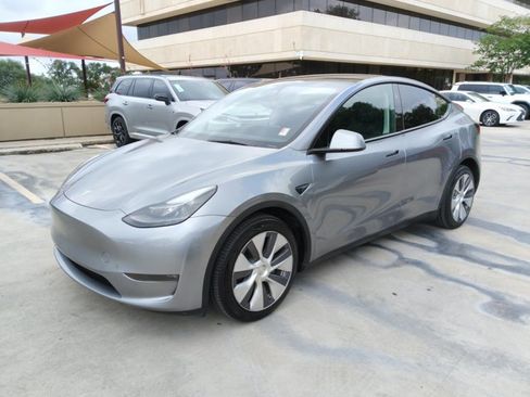 Used 2024 Tesla Model Y Long Range AWD/4WD image 3