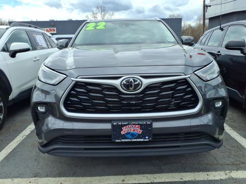 Used 2022 Toyota Highlander XLE AWD/4WD image 2