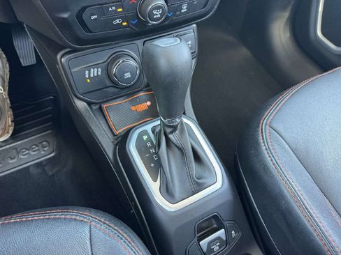 Used 2019 Jeep Renegade Latitude w/ Popular Equipment Group AWD/4WD image 32