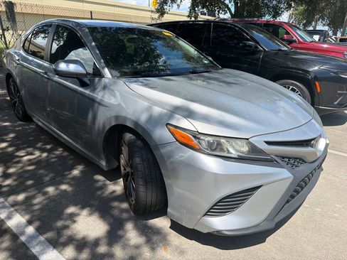 Used 2018 Toyota Camry SE FWD image 1