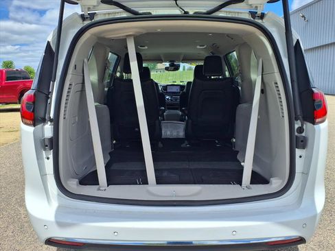 Used 2023 Chrysler Pacifica Touring-L FWD image 9