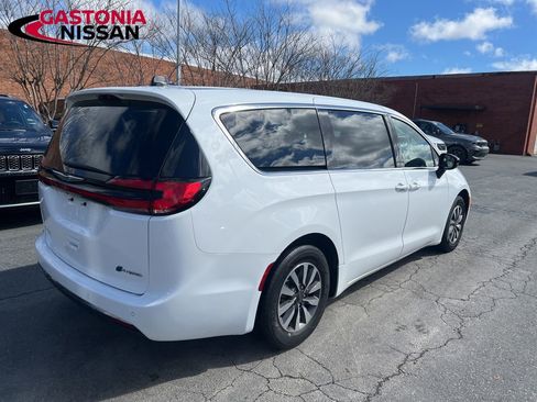 Used 2024 Chrysler Pacifica Limited FWD image 6
