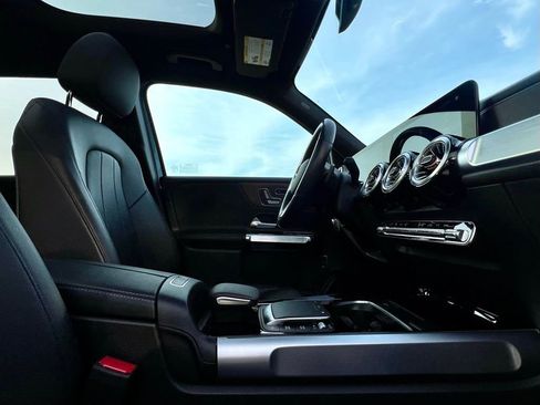 Used 2022 Mercedes-Benz GLB 250 4MATIC image 10