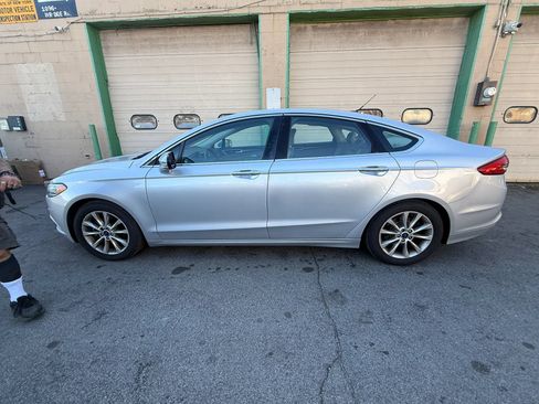 Used 2017 Ford Fusion SE FWD image 3