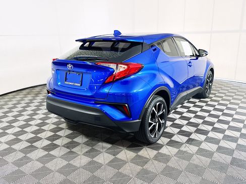 Used 2021 Toyota C-HR XLE FWD image 3