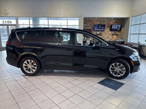 Used 2024 Chrysler Pacifica Touring-L AWD/4WD image 14