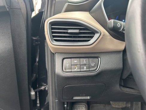 Used 2019 Hyundai Santa Fe SEL image 25