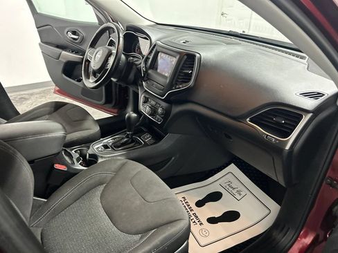 Used 2019 Jeep Cherokee Latitude w/ Cold Weather Group FWD image 12