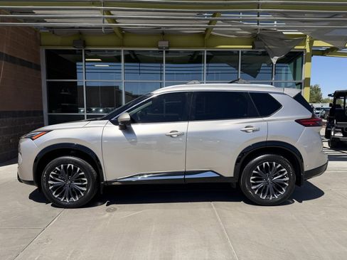 Used 2025 Nissan Rogue Platinum FWD image 7