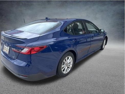 Used 2025 Toyota Camry LE FWD image 5