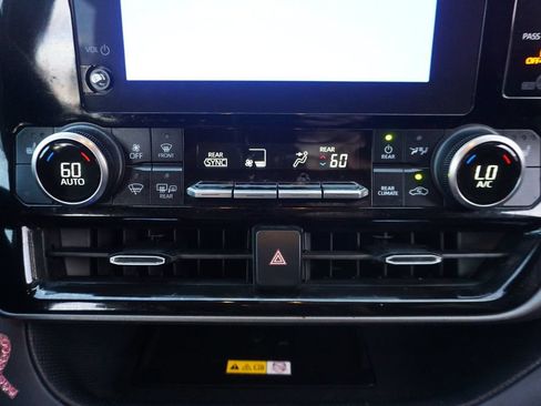 Used 2024 Toyota Highlander XLE FWD image 13