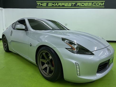 Used 2020 Nissan 370Z w/ Sport Package image 2