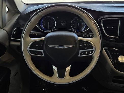 Used 2017 Chrysler Pacifica Limited FWD image 10