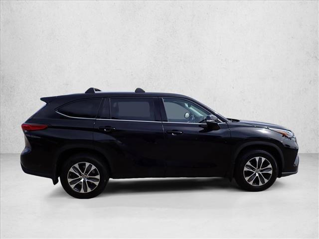 Used 2022 Toyota Highlander XLE AWD/4WD image 5