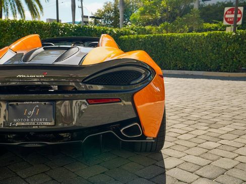 Used 2018 McLaren 570S Spider image 25