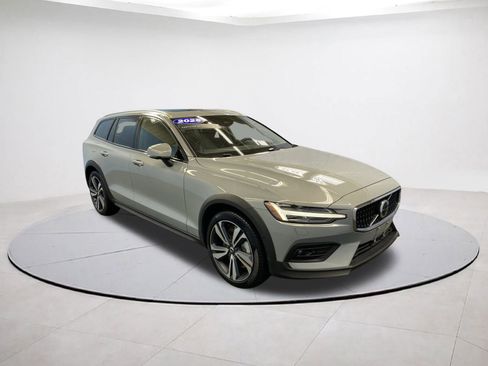 Certified 2025 Volvo V60 B5 Cross Country Plus image 1