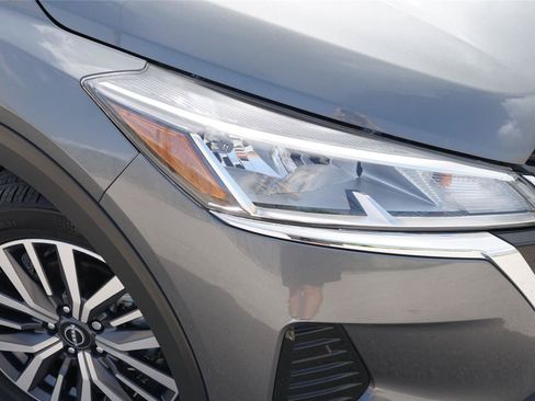 Used 2024 Nissan Kicks SV FWD image 3