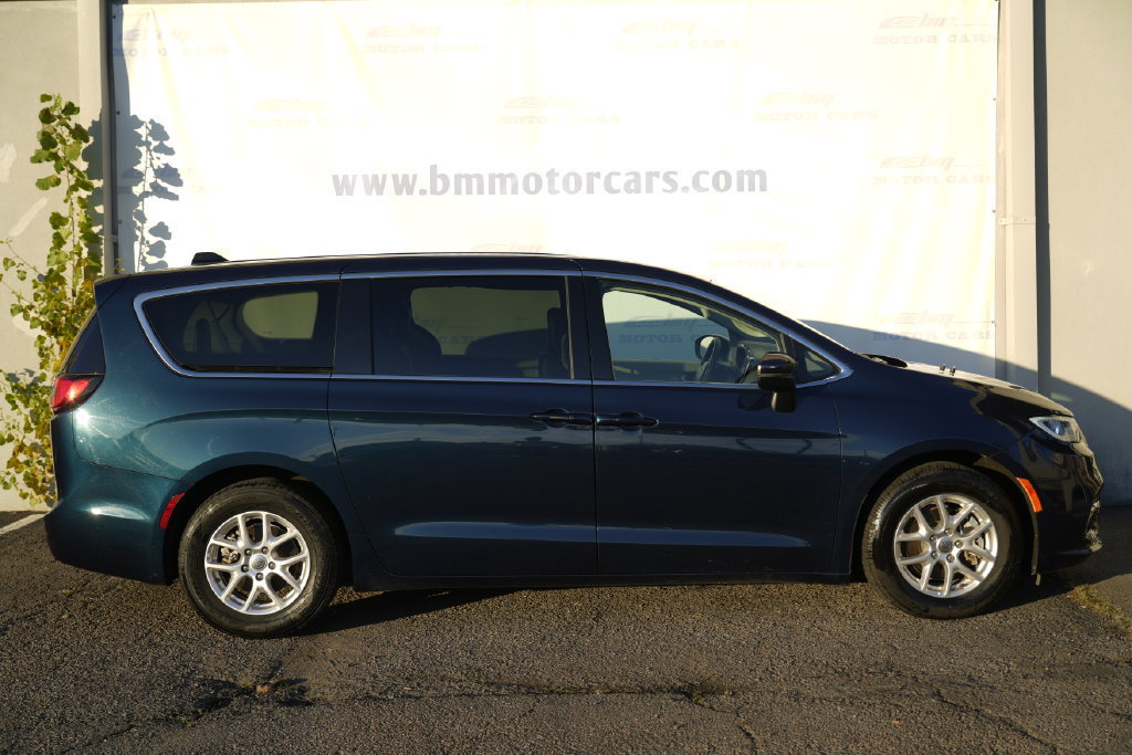 Used 2023 Chrysler Pacifica Touring-L FWD image 7