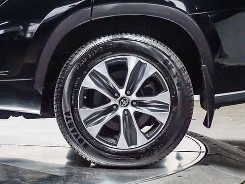 Certified 2021 Toyota Highlander XLE image 11