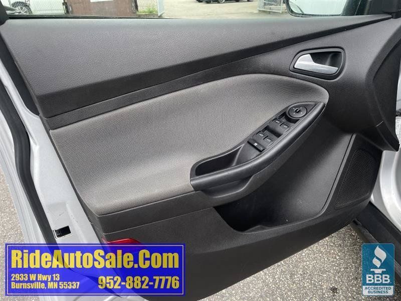 Used 2013 Ford Focus SE w/ SE Winter Pkg FWD image 9