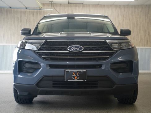 Used 2021 Ford Explorer XLT RWD image 3