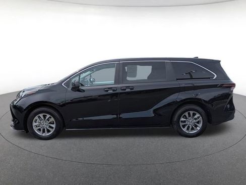 Used 2026 Toyota Sienna LE FWD image 2