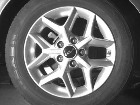 Used 2025 Kia Soul LX w/ LX Technology Package FWD image 15