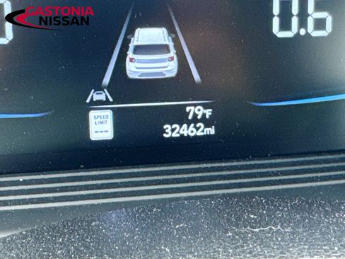 Used 2023 Hyundai Venue Limited FWD image 15