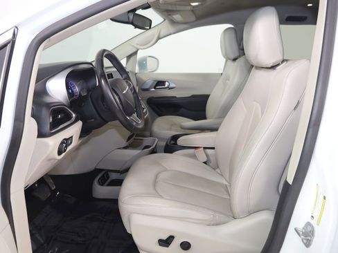 Used 2018 Chrysler Pacifica Touring-L FWD image 10