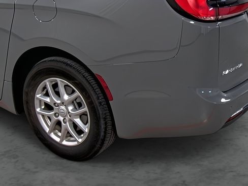 Used 2025 Chrysler Pacifica Select image 9