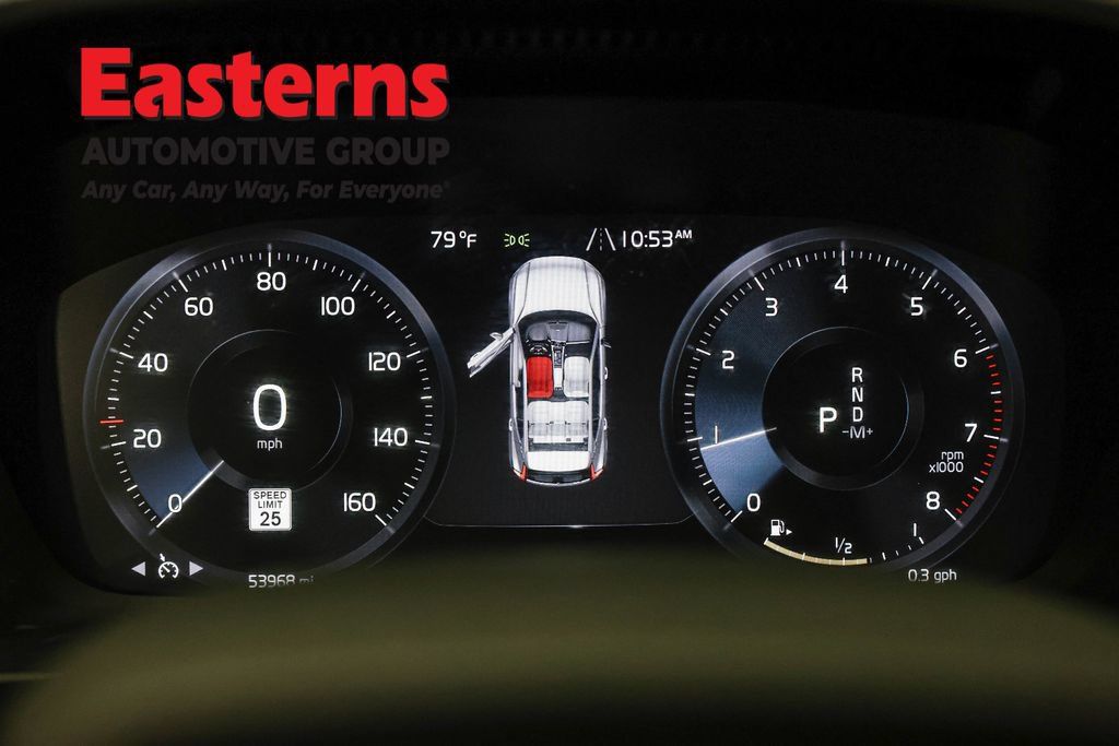 Used 2021 Volvo XC40 T4 Momentum FWD image 18