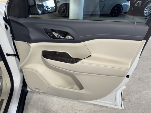 Used 2022 GMC Acadia Denali w/ Denali Ultimate Package image 9