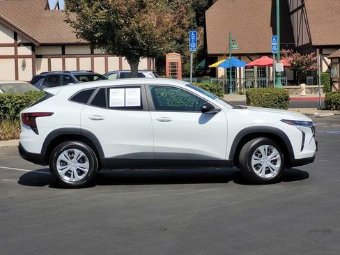 Used 2025 Chevrolet Trax LS image 4