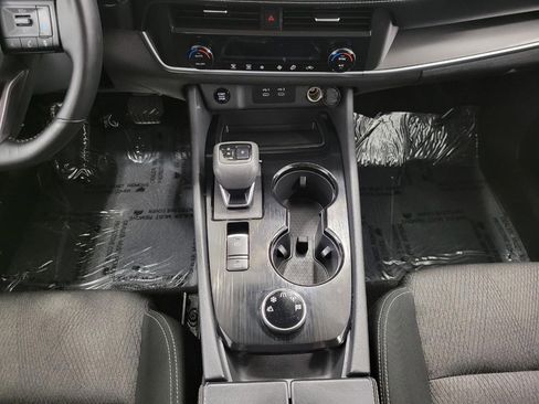 Used 2025 Nissan Rogue SV image 16