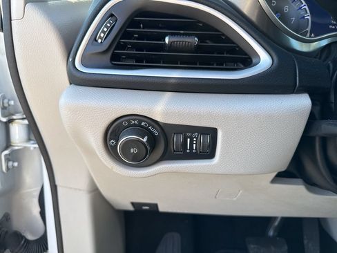 Used 2023 Chrysler Pacifica Touring-L FWD image 18