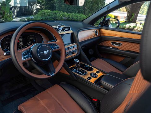 Used 2023 Bentley Bentayga image 27