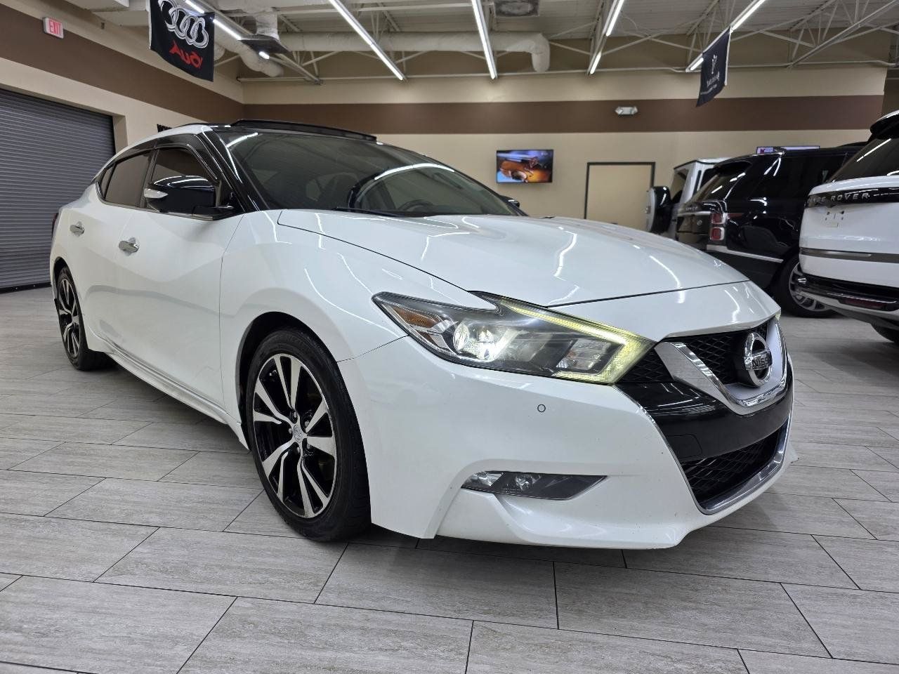 Used 2017 Nissan Maxima Platinum w/ Interior Lighting Package FWD image 4