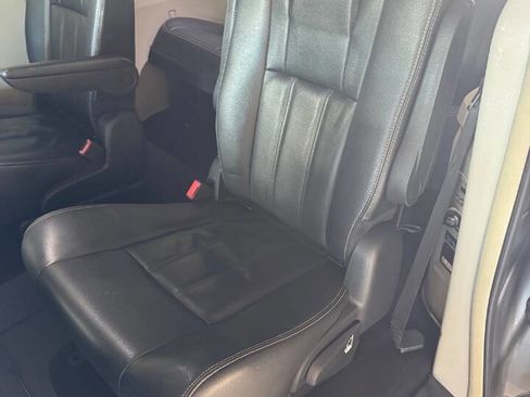 Used 2016 Chrysler Town & Country Touring image 10