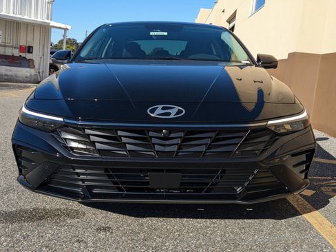 New 2025 Hyundai Elantra Limited image 11