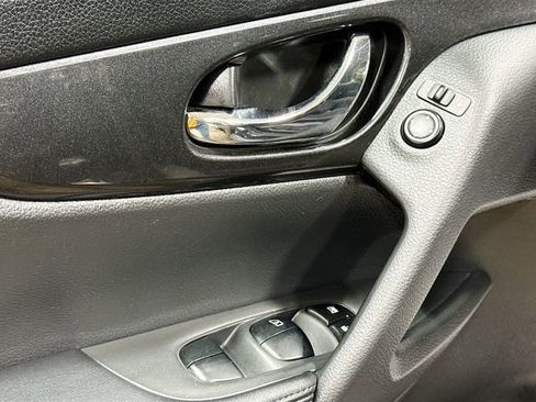 Used 2018 Nissan Rogue SV image 19