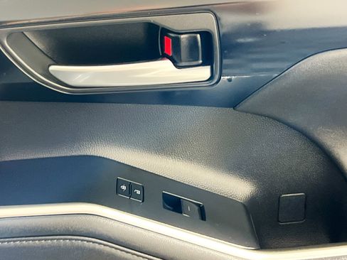 Used 2023 Toyota Highlander XLE image 32