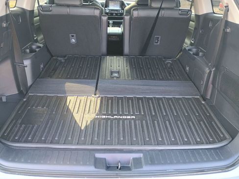 Used 2021 Toyota Highlander XLE image 19