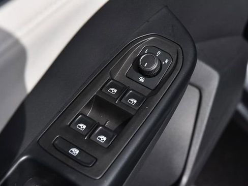 Used 2025 Volkswagen Taos SE AWD/4WD image 8