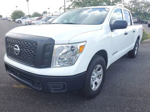 Used 2017 Nissan Titan S image 4